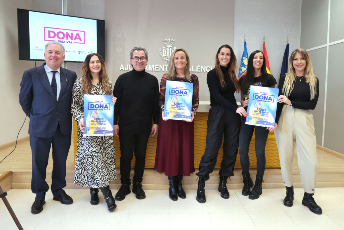 La concejala de Turismo, Innovación e Inversiones, Paula Llobet, Víctor Pérez y Juanjo Caarbonell participan en la presentación del Dona Festival Fallas